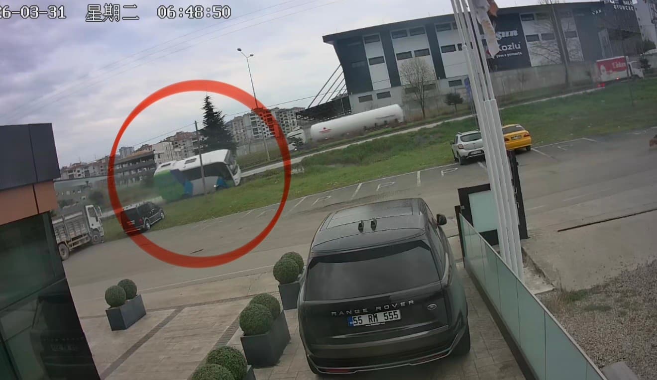 Yarışmadan dönen öğrencileri taşıyan aracın kaza anı güvenlik kamerasına yansıdı