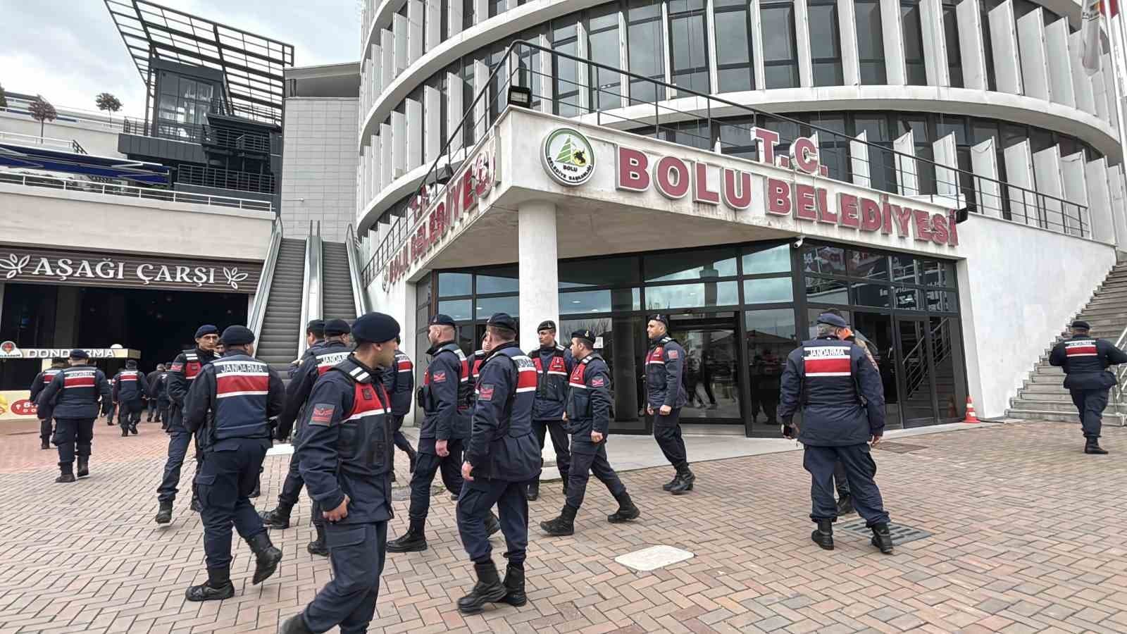Bolu Belediyesi’nde jandarma ekipleri inceleme çalışmasını bitirdi: Evraklar götürüldü
