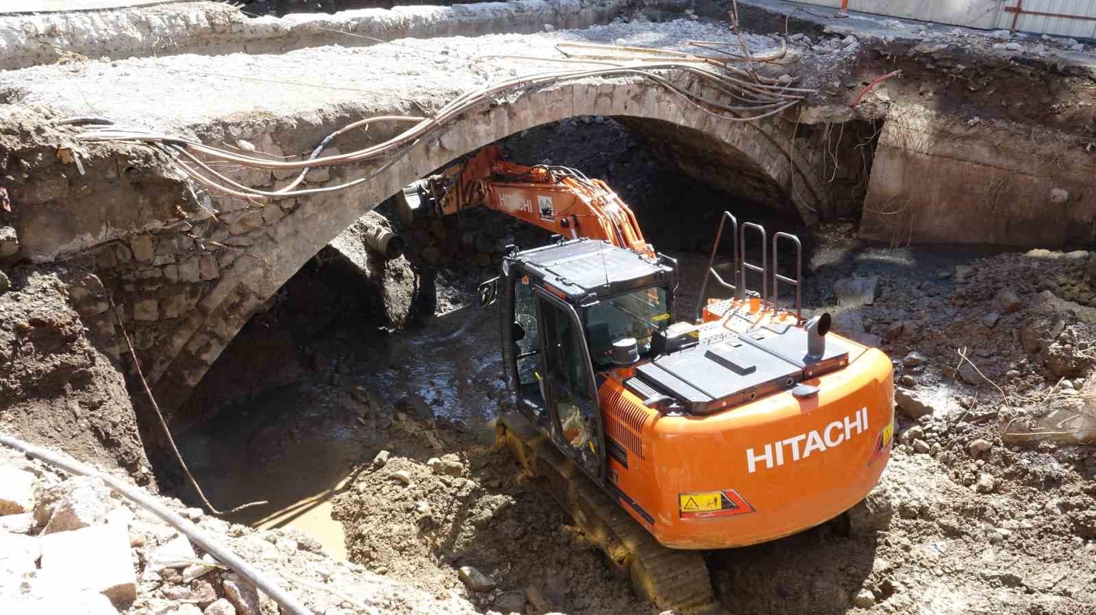 200 yıllık tarihi kemer köprü yol yapımı çalışmasında gün yüzüne çıktı