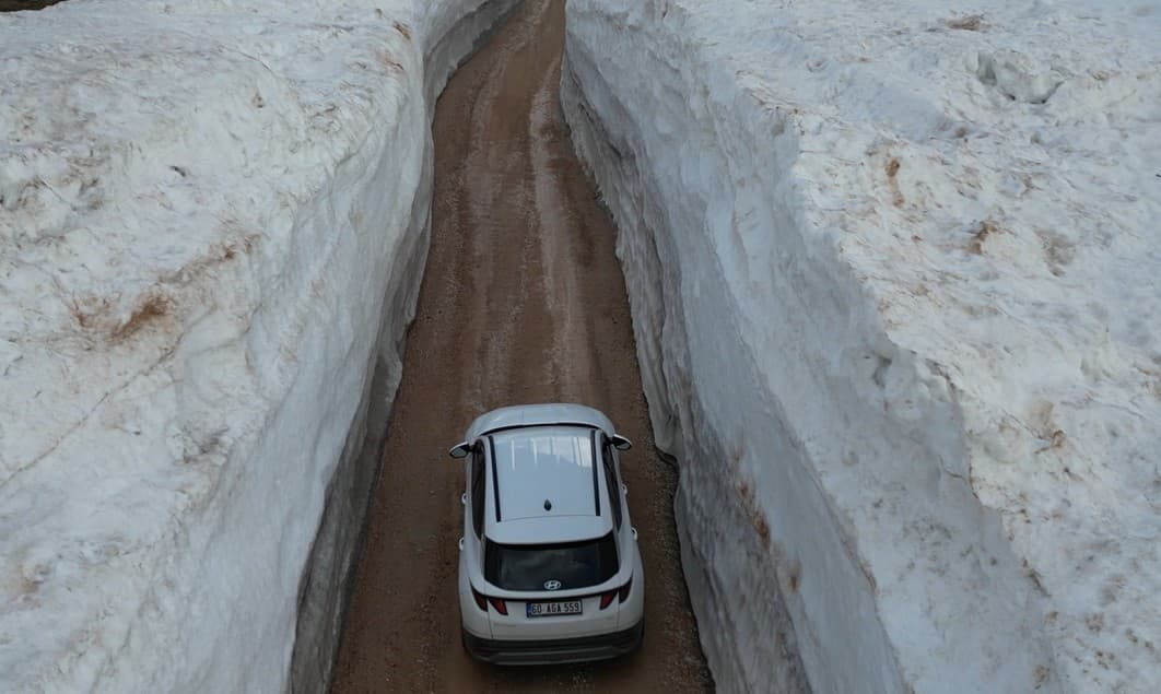 Kar duvarları arasında kalan yol görenleri hayrete düşürdü