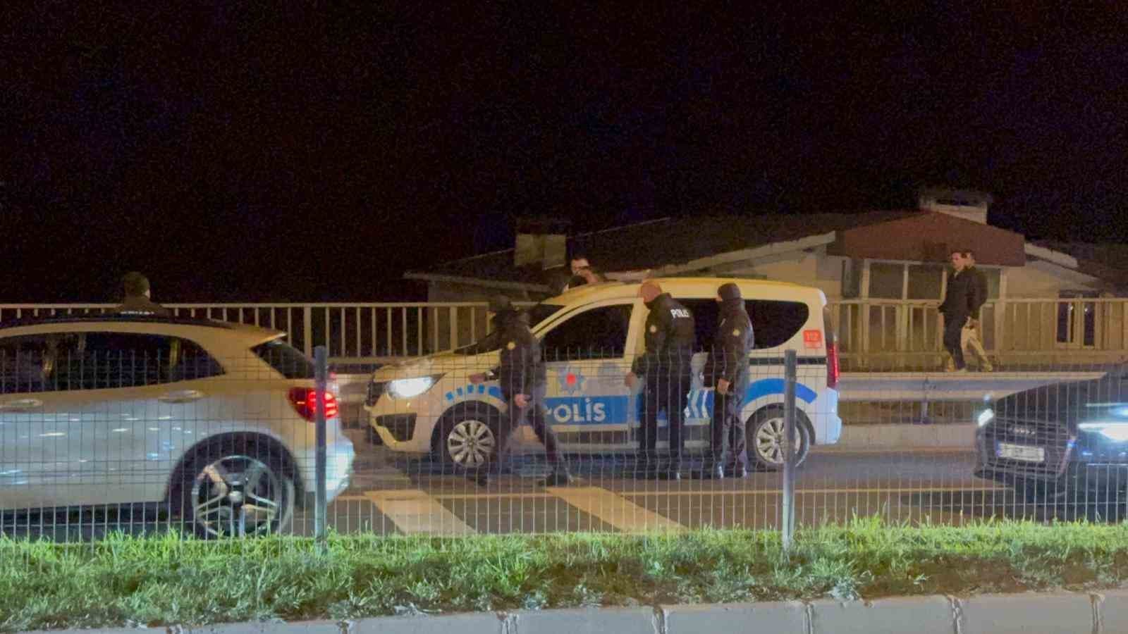 "Dur" ihtarına uymayan alkollü sürücü polis aracına çarptı: 3 gözaltı