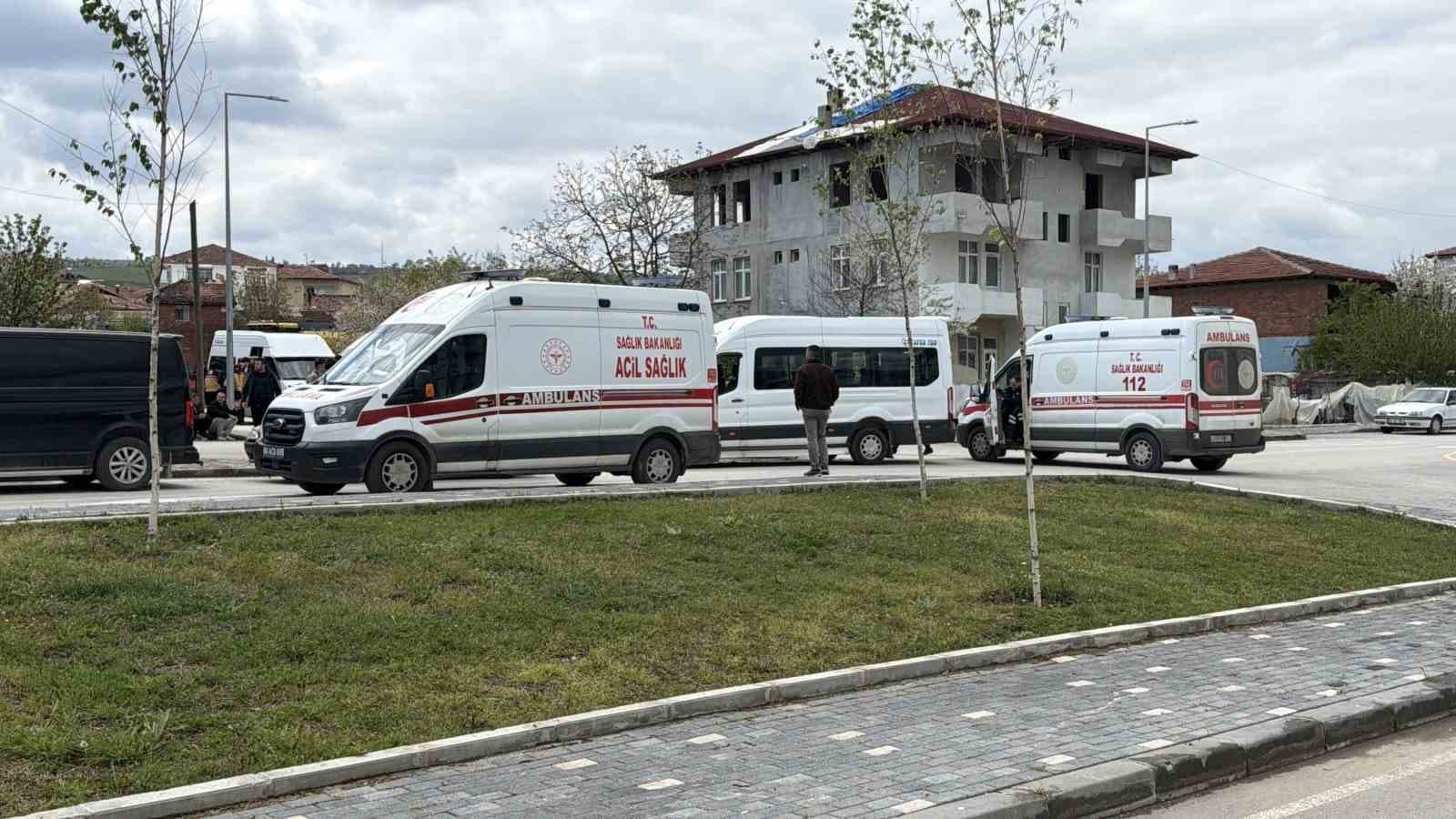 Erbaa’da öğrenci servisi ile otomobil çarpıştı: 10 öğrenci yaralandı