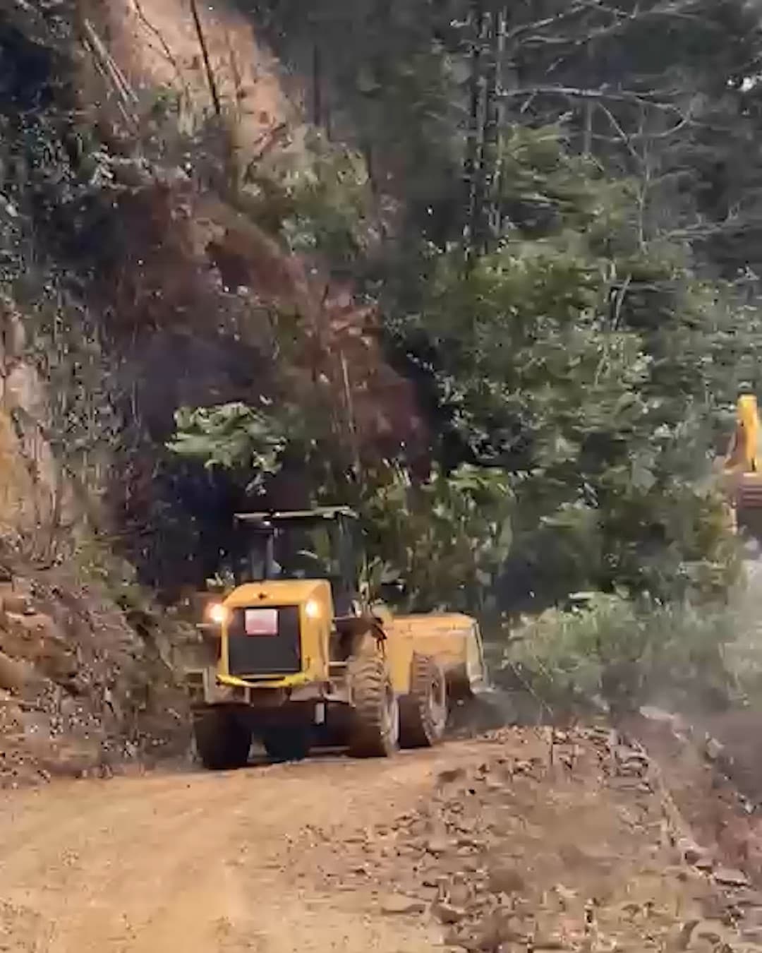 Rize’de heyelanı temizleyen iş makinesi 2. heyelandan son anda kurtuldu
