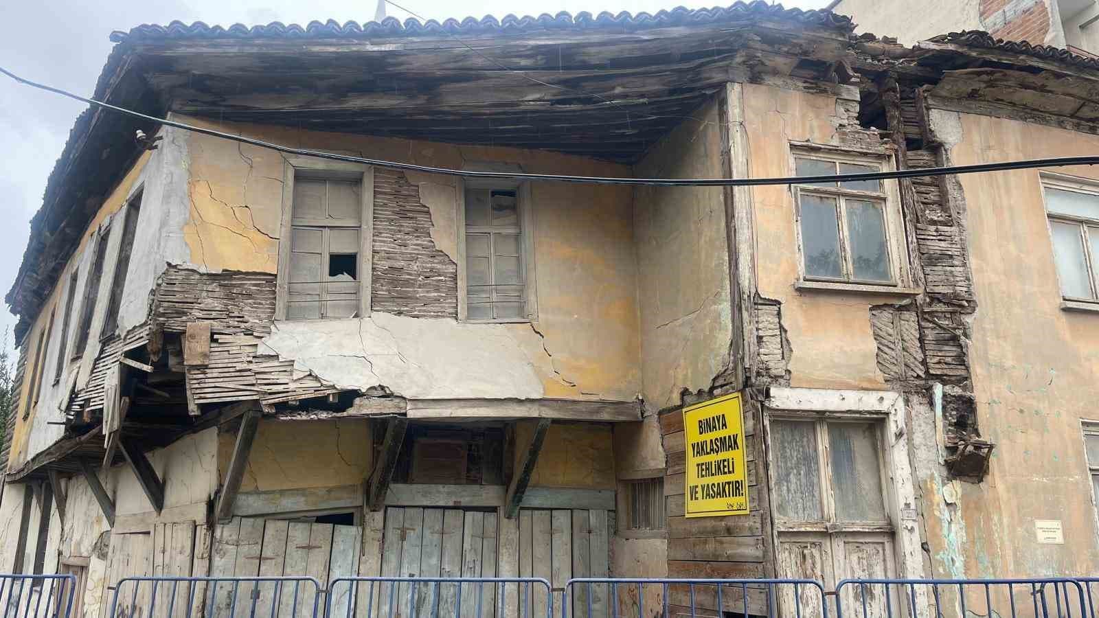Bafra’da çökme riski taşıyan yapılar için belediyenin daha ciddi önlemler alması istendi
