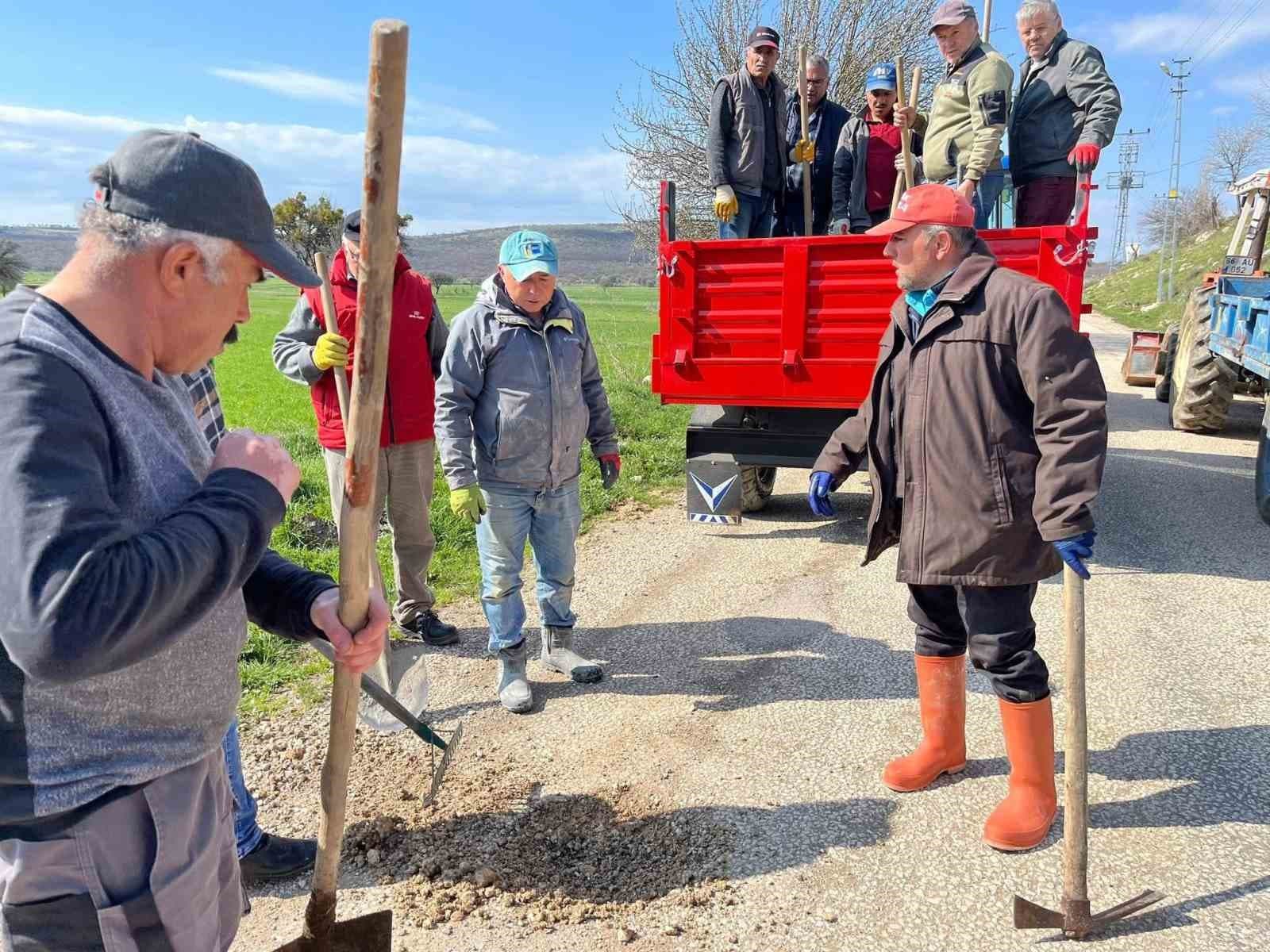 Tokat’ta köy halkı el ele vererek 5 kilometrelik yolu yeniledi