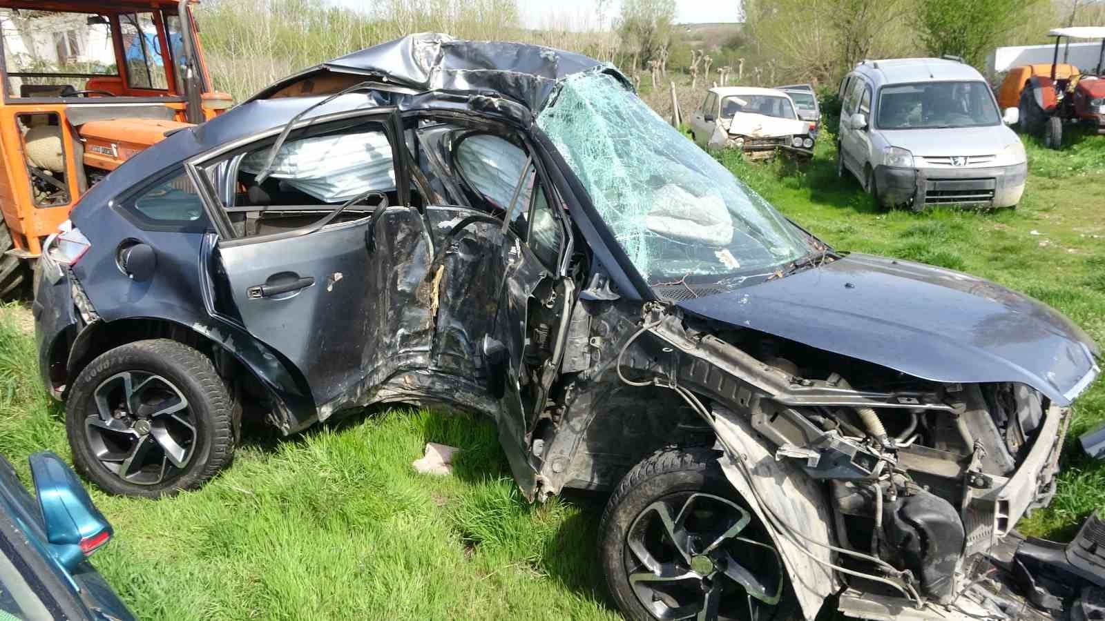 Kontrolden çıkan otomobil kaldırımda ağaca çarptı: 1 ölü, 1 yaralı