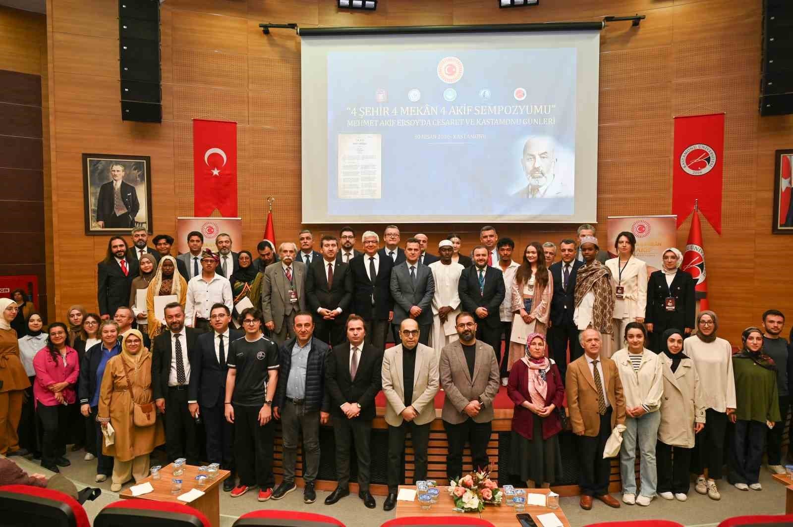 Prof. Dr. Ahmet Hamdi Topal: "Akif toplumu etkileyen büyük krizler karşısında cesareti öne çıkarmıştır"