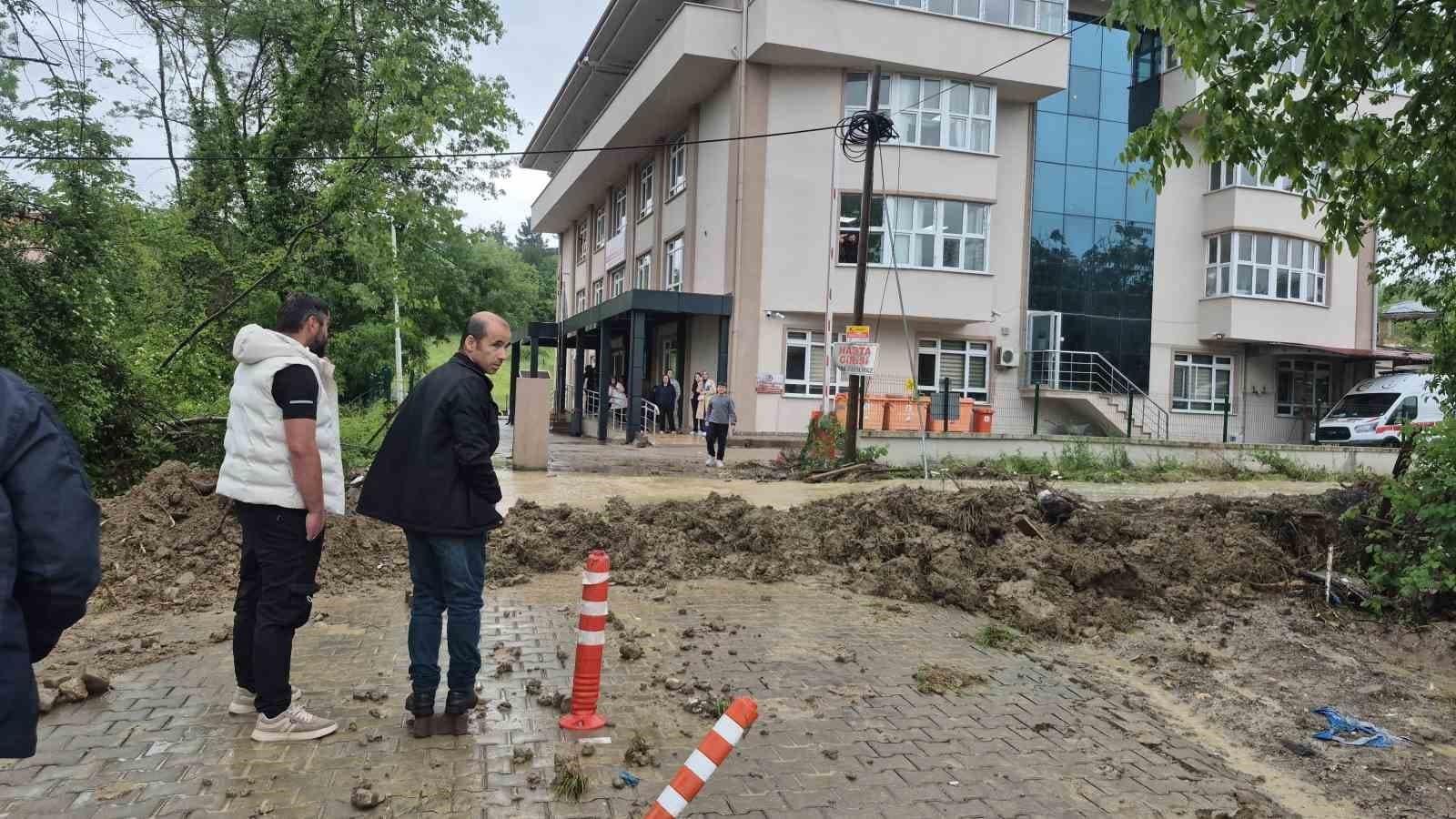 Sağanak sağlık ocağını vurdu: Hastalar ve personel mahsur kaldı