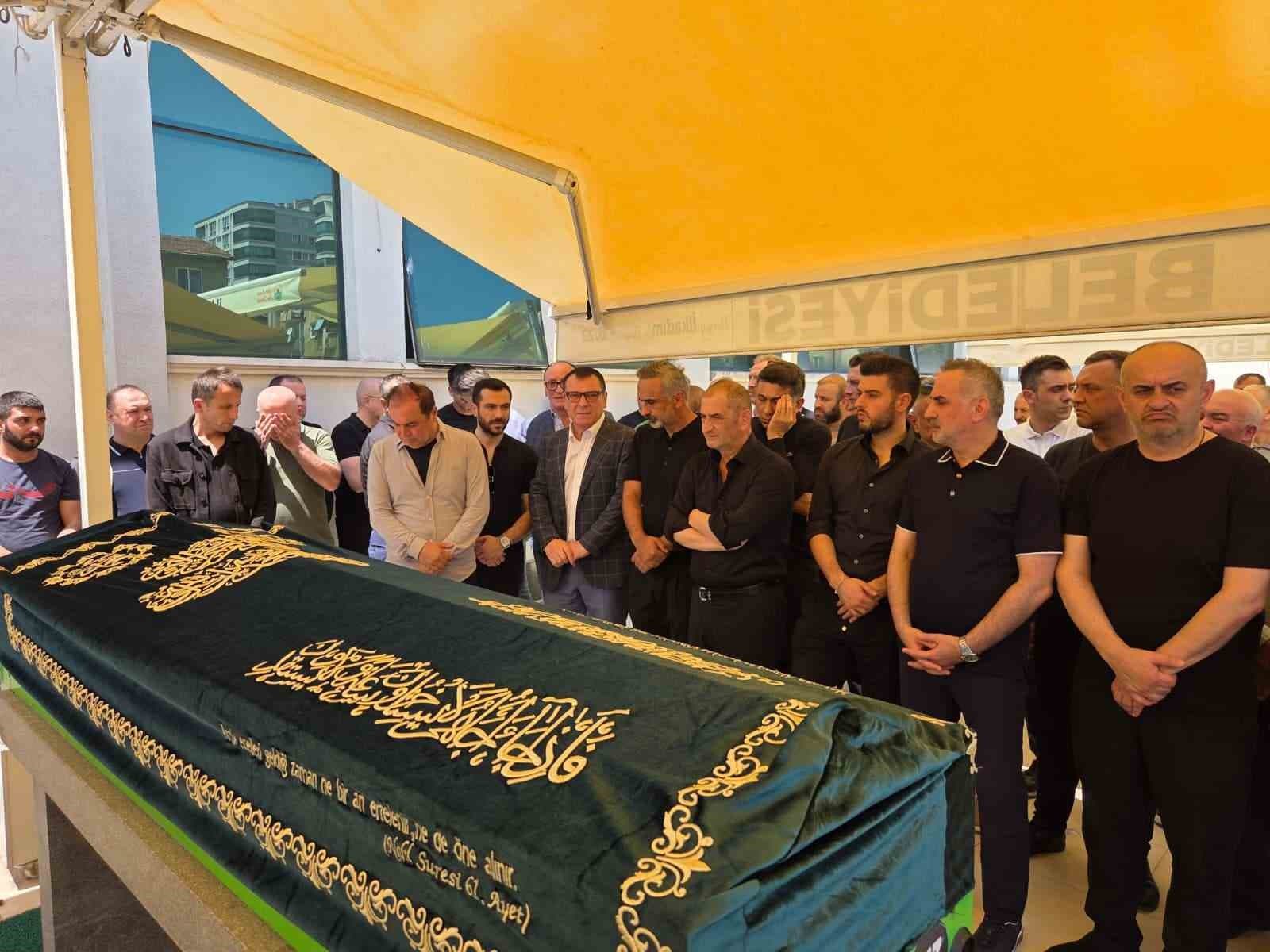 Fabrikada elektrik faciasında ölen işçi, mesai arkadaşlarının omzunda son yolculuğuna uğurlandı