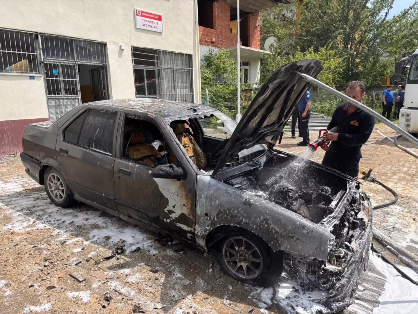 Eskipazar'da park halindeki otomobilde çıkan yangın söndürüldü