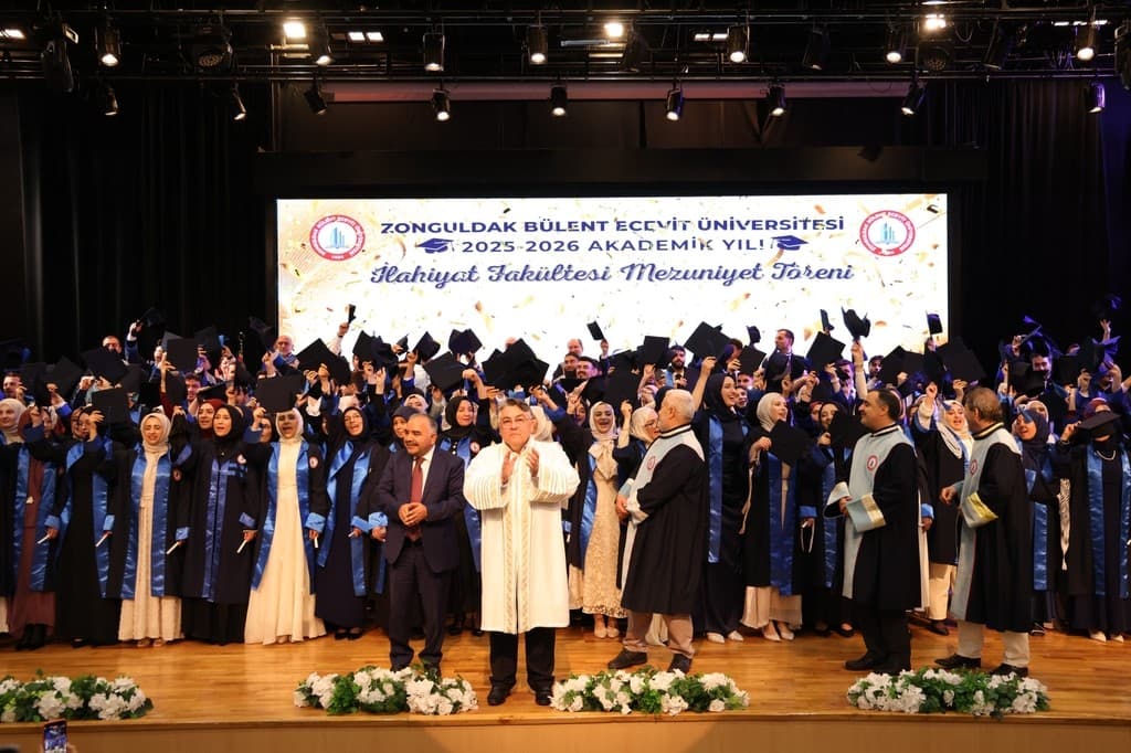 BEUN İlahiyat Fakültesi yeni mezunlarını geleceğe uğurladı