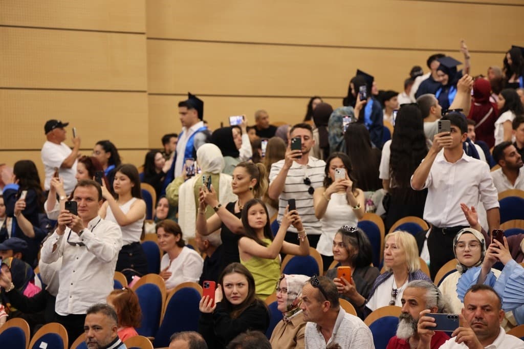 BEUN’da sağlık ordusunun yeni neferleri mezuniyet coşkusu yaşadı