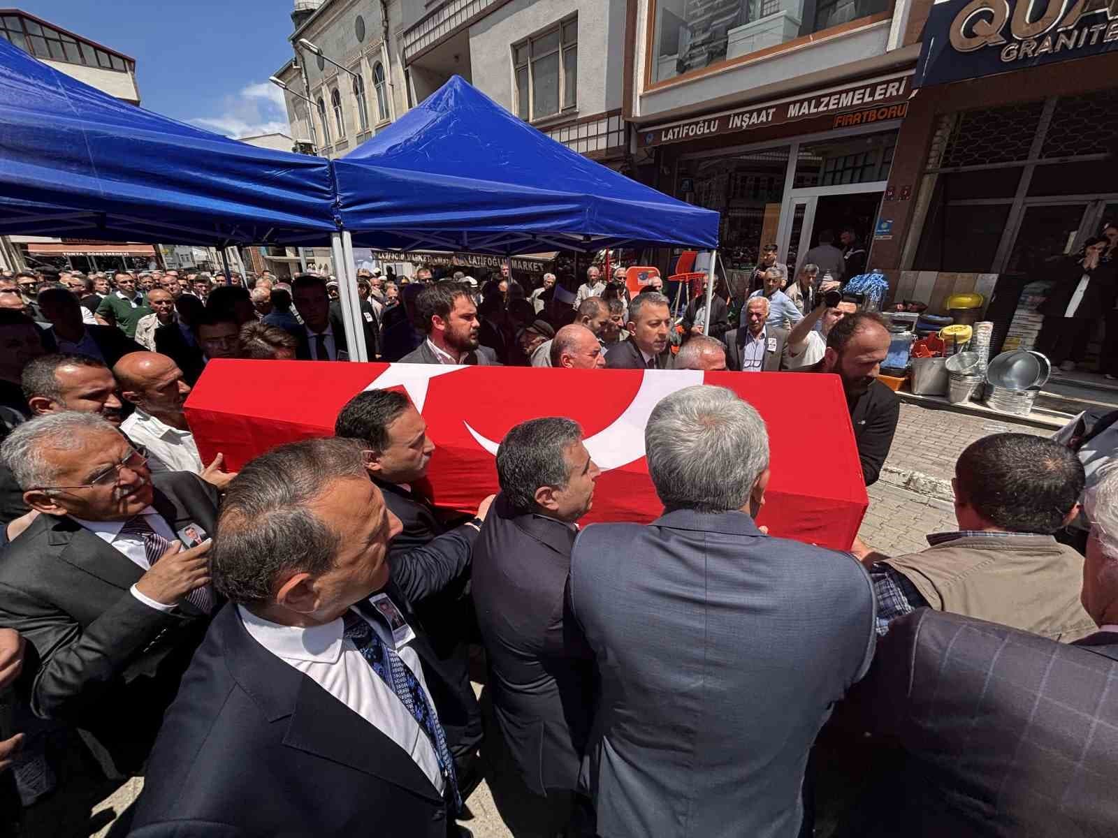 Kalp krizine yenik düşen Vali Yardımcısı Şenol Esmer memleketi Trabzon’da toprağa verildi