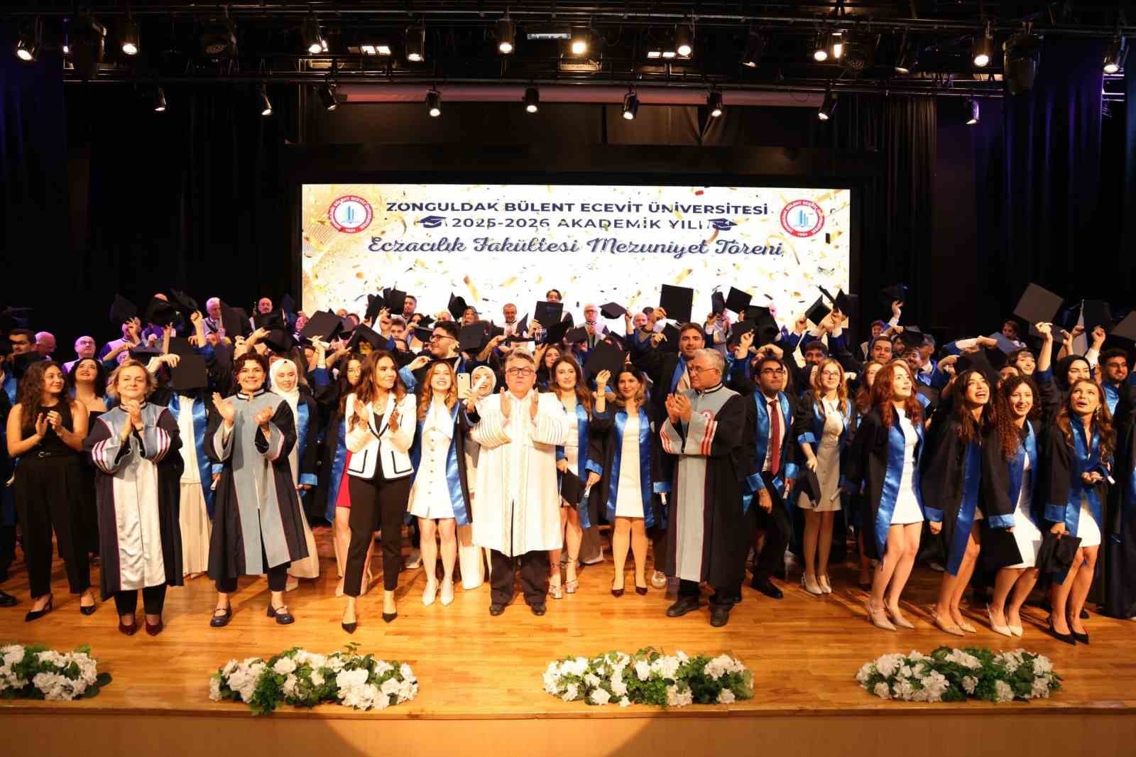 BEUN’da geleceğin eczacıları mezuniyet sevinci yaşadı