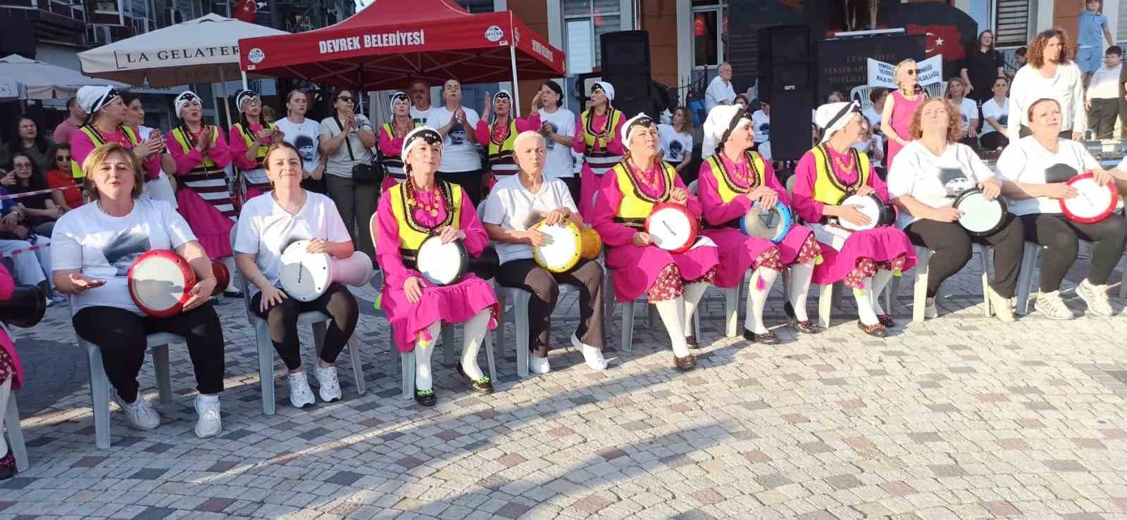 Devrek’te düzenlenen şenlikte vatandaşlar doyasıya eğlenmenin tadını çıkardılar.