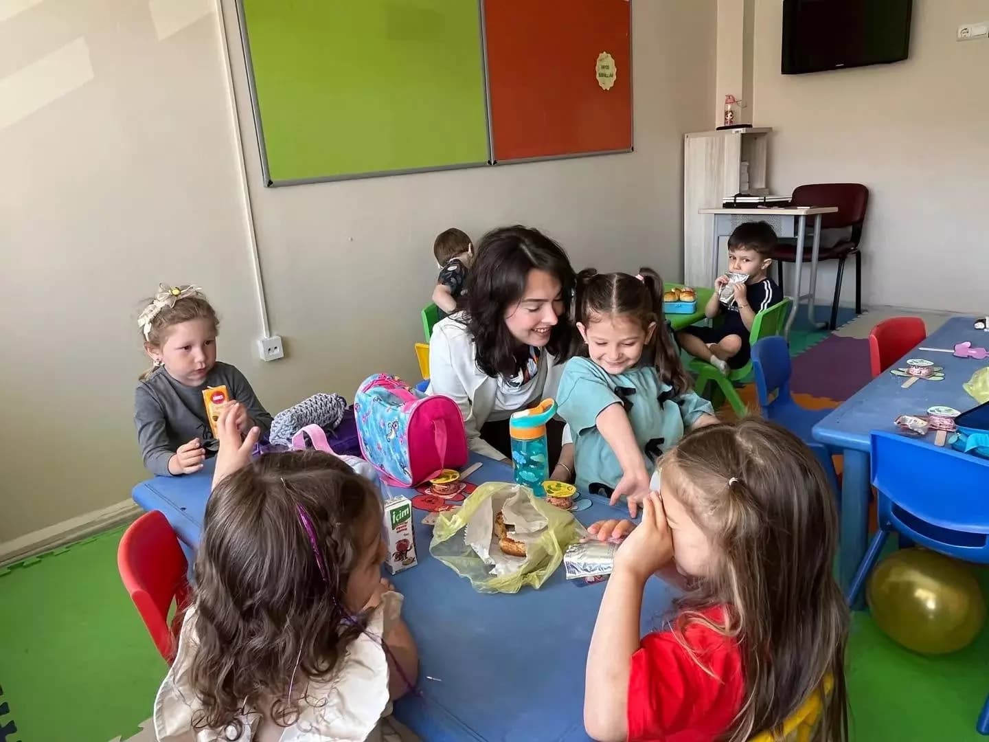 Kaymakam Ustaoğlu’ndan minik öğrencilere ziyaret