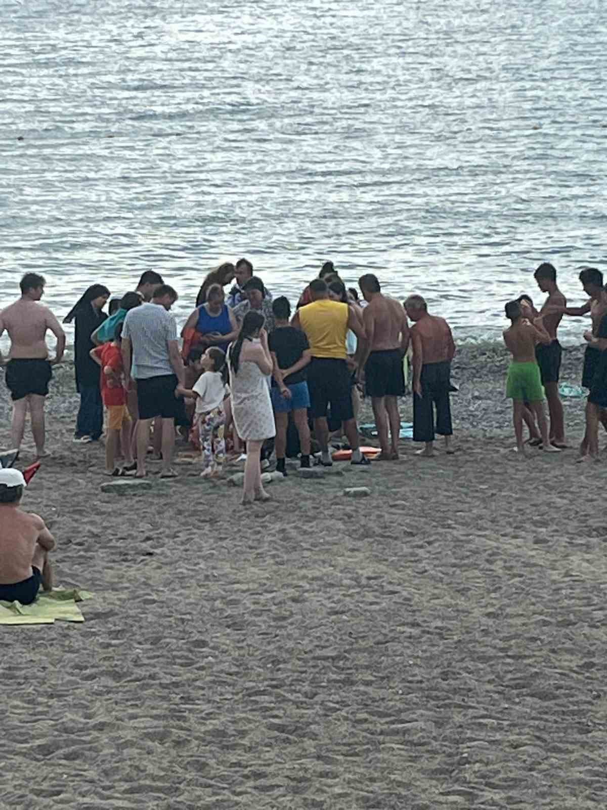 Filyos sahilinde korkutan anlar, kramp giren vatandaşı cankurtaranlar kurtardı
