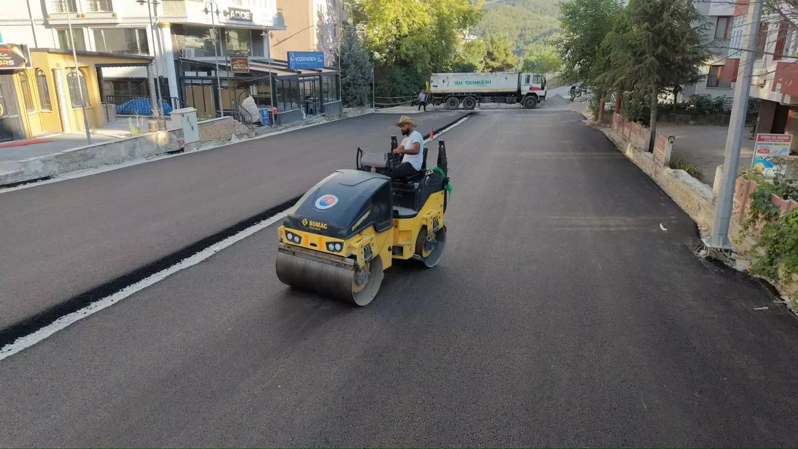 100. Yıl Mahallesi 1010. Cadde'de asfalt serimine başlandı