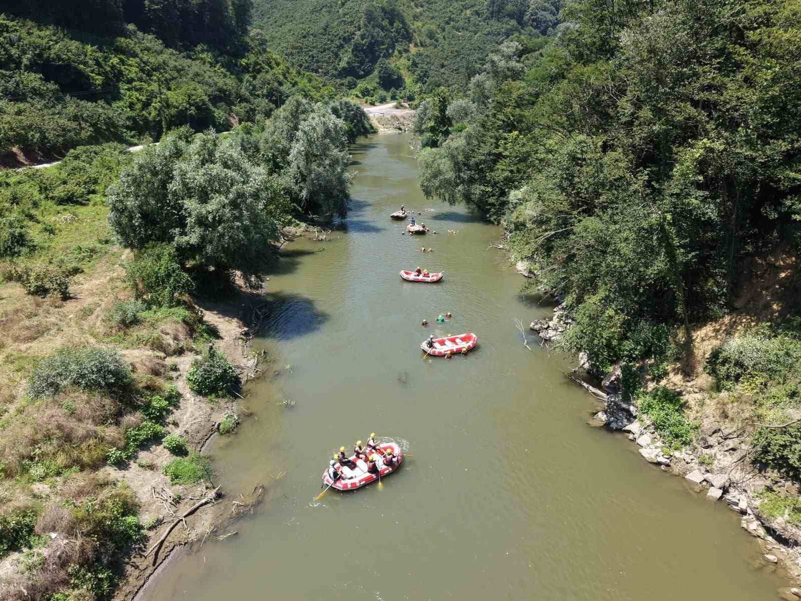 Gençler 12 kilometre kürek çekti