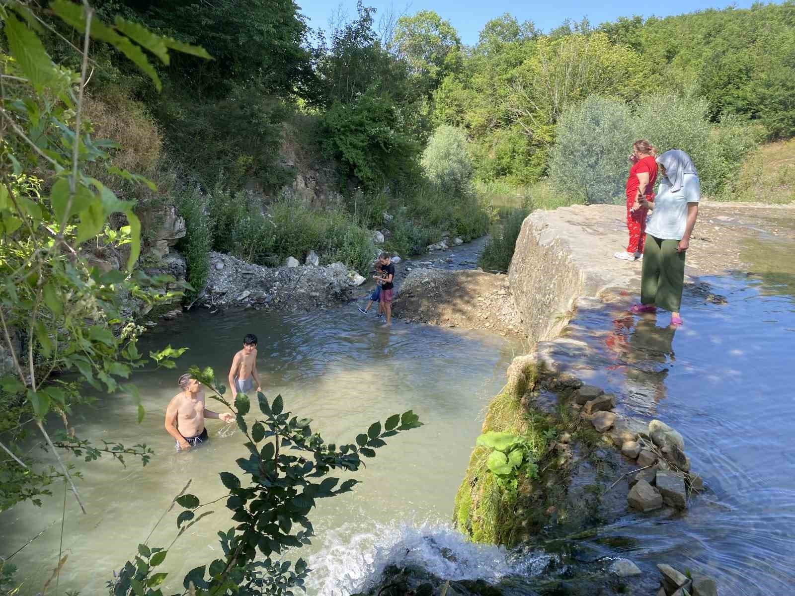 Atayurt Şelalesi doğal güzelliğiyle dikkat çekiyor