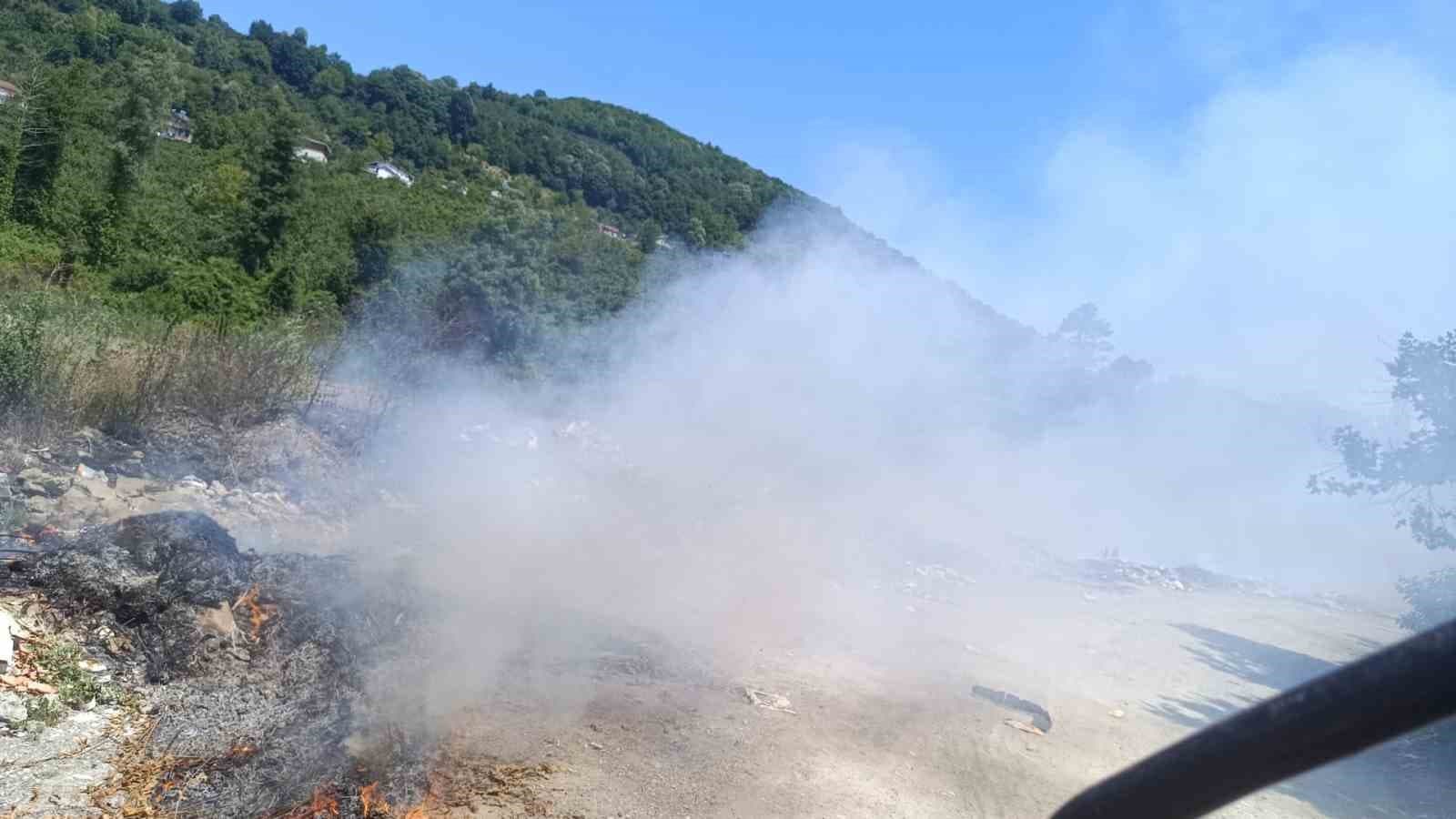 Mollabey yolunda çöplük yangını paniğe neden oldu