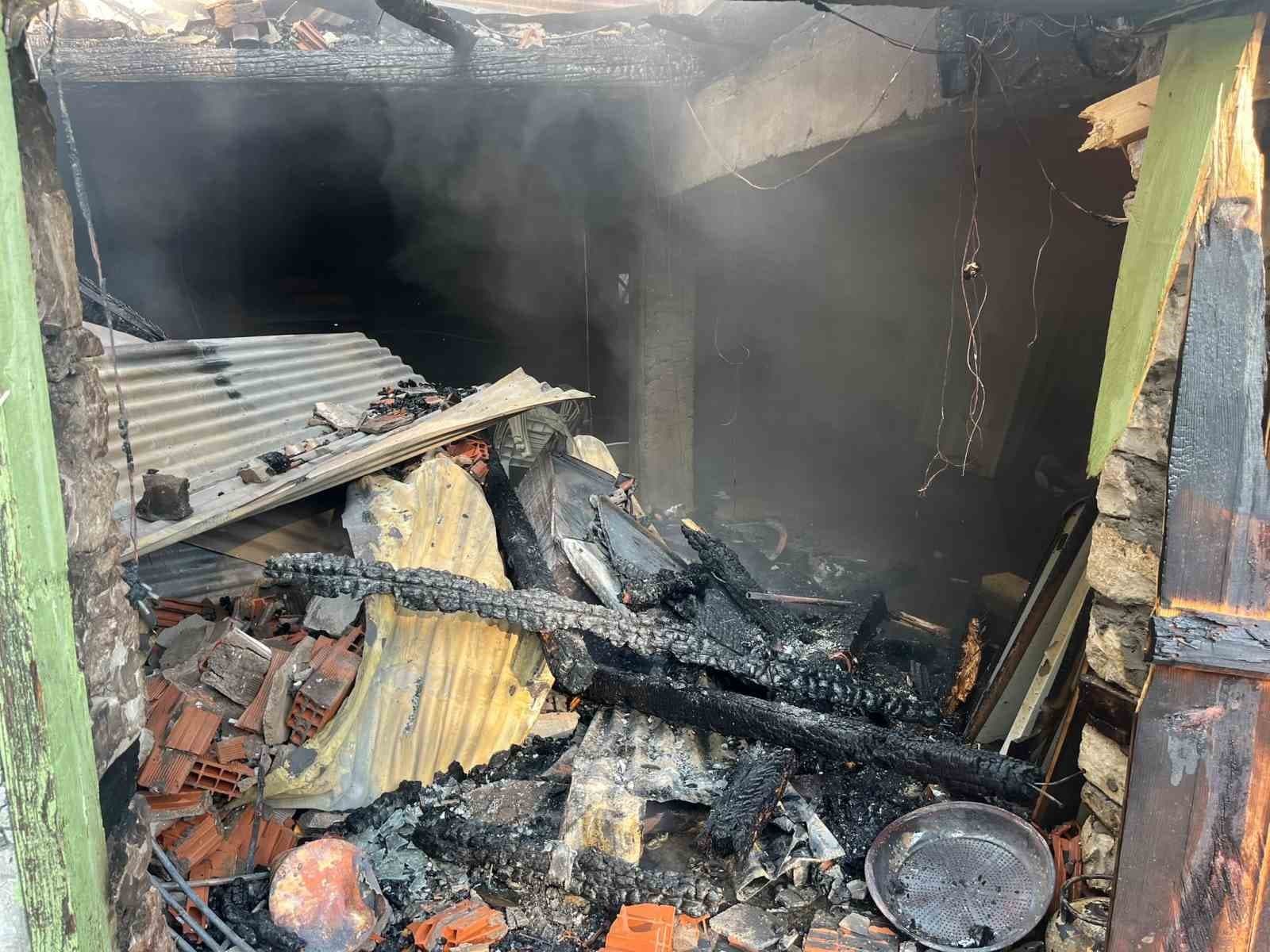 Alevlere teslim olan ev kullanılmaz hale geldi