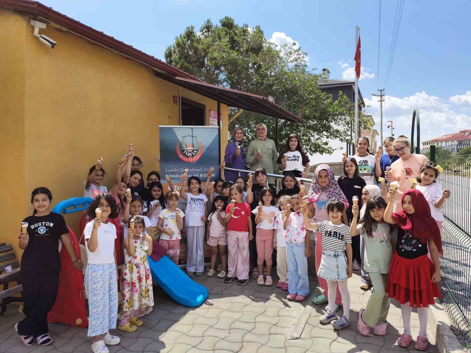 Kur’an Kursunda eğitim gören çocuklara dondurma ikramı