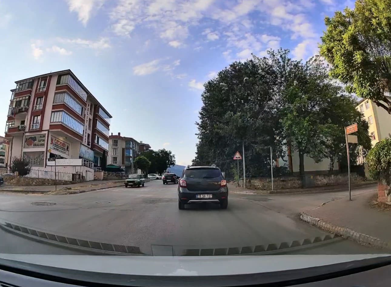 Karşı yönden gelen araçlara rağmen sollama yapan sürücü kamerada