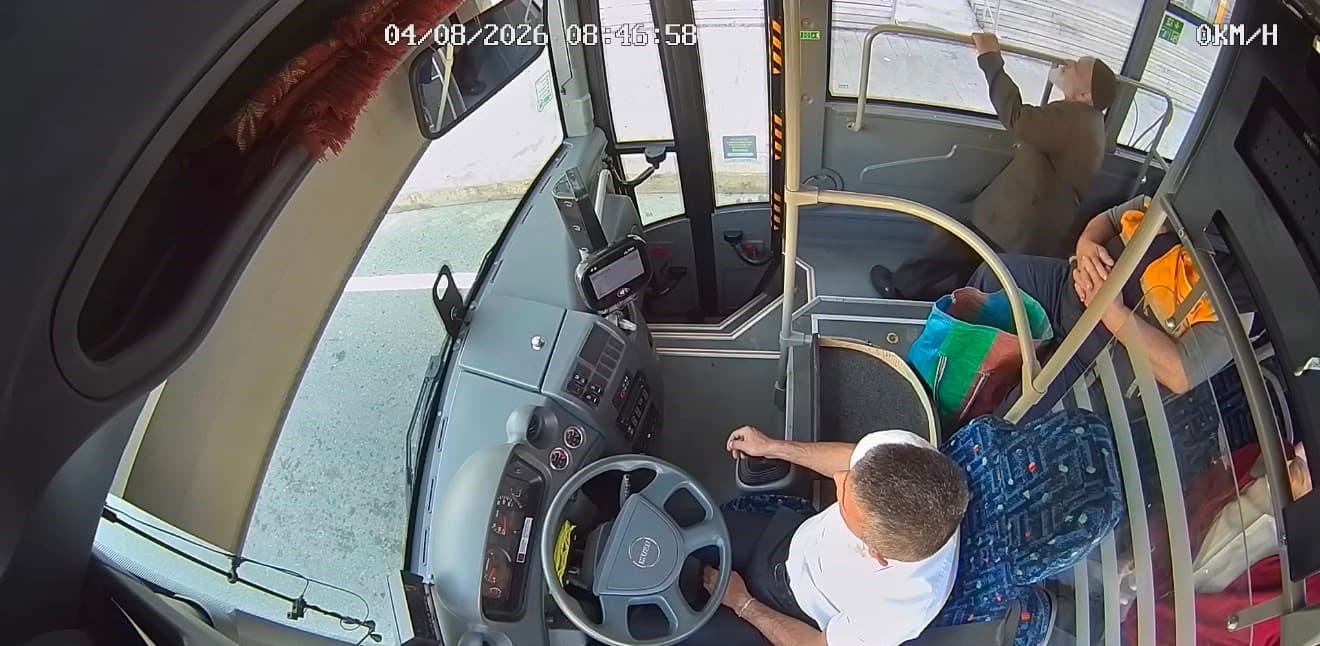 Belediye otobüsünde fenalaşan yolcuyu müdahale anları kameralara yansıdı