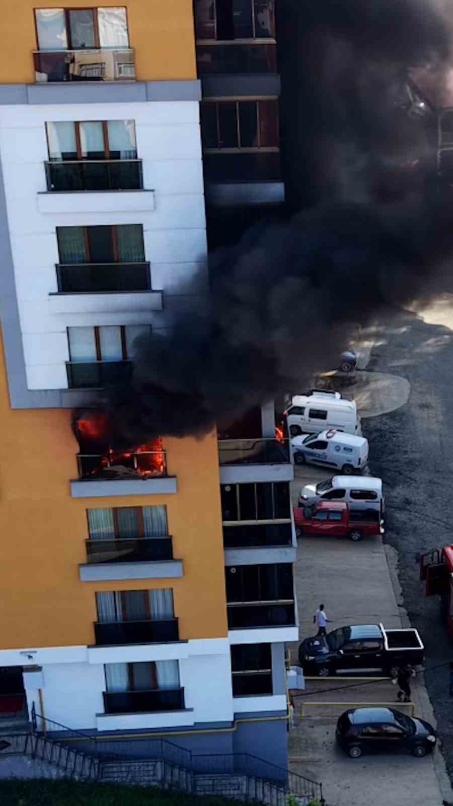 Rize’de 10 katlı apartmanın 4. katında çıkan yangın korkuttu