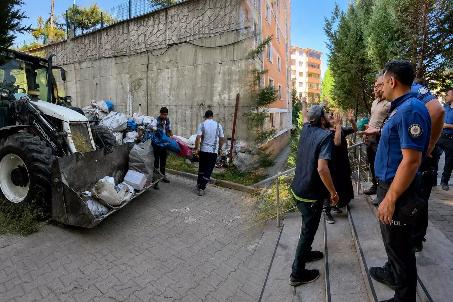 Siteyi karton yığınına çevirdiler, temizlik sırasında tepki gösterdiler