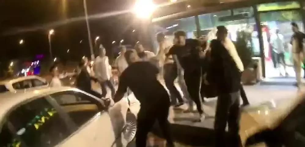 Yan bakma" tartışması yumruklu kavgaya dönüştü