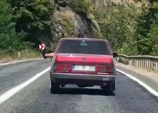 Karabük'te ayaklarını camdan sarkıtarak trafiği tehlikeye attı
