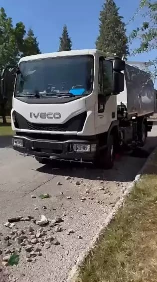 Yenice Belediyesine sokak süpürme aracı takviyesi