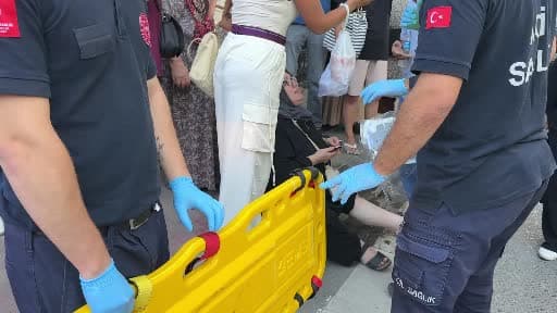 Yolun karşısına geçmeye çalışan yaşlı kadın ve torununa otomobil çarptı, sürücü kaçtı