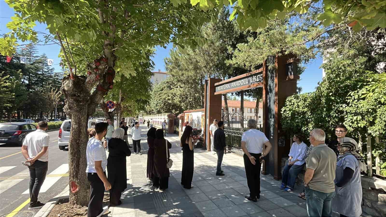 Çorum’da KPSS heyecanı: Adaylar içeride, aileler dışarıda ter döktü