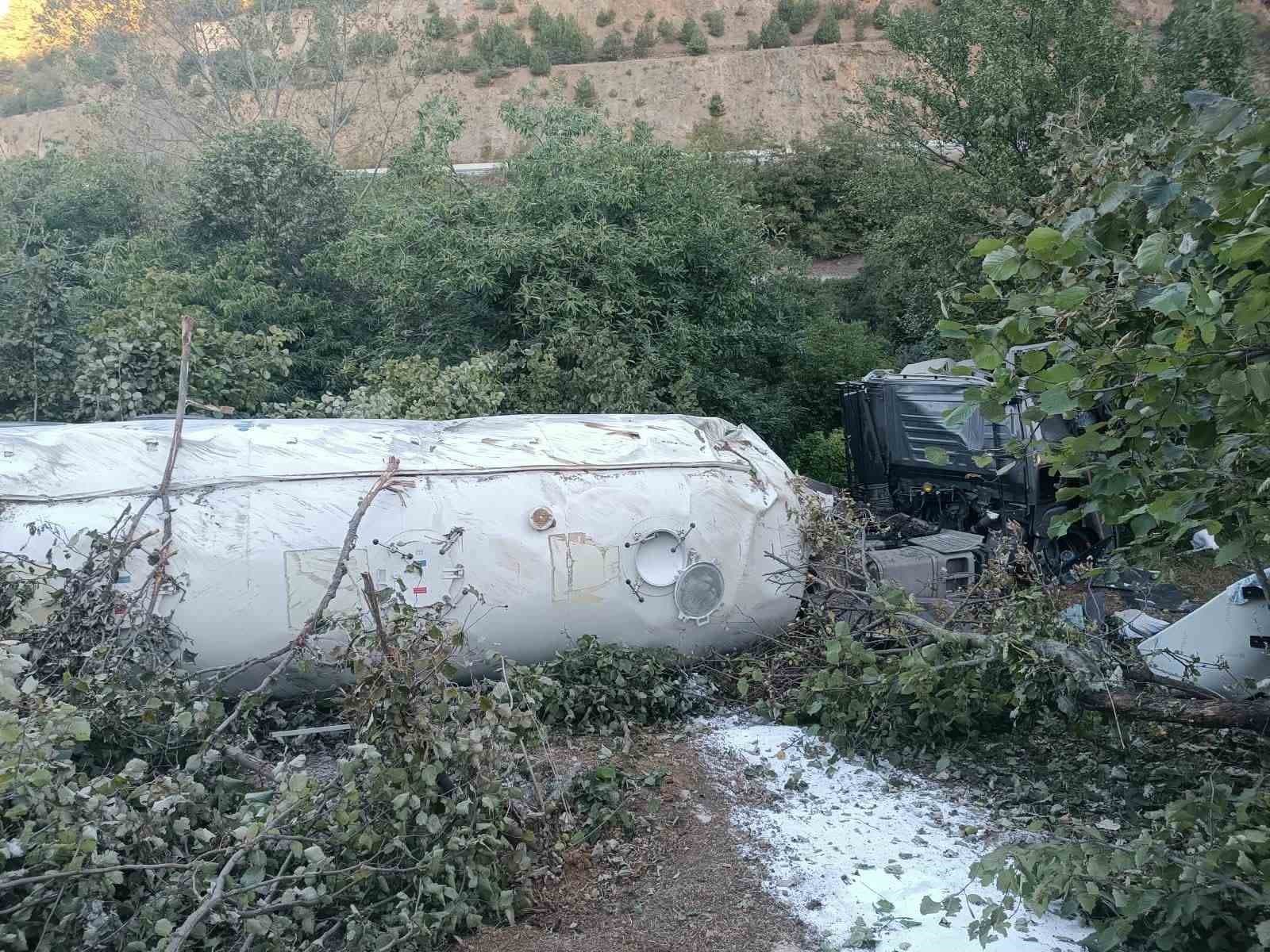 Bolu’da tır devrildi: 1 ölü, 1 yaralı