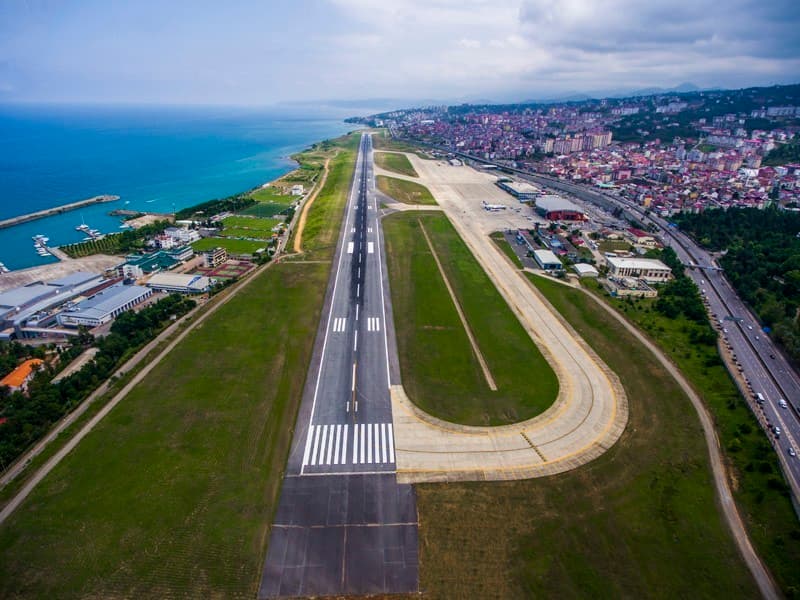 Tamamlandığında Türkiye’de 3. dünyada ise deniz dolgusu üzerine inşa edilen 6. havalimanı olacak