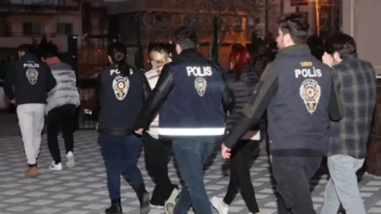 C31K Operasyonunda 27 Şüpheli Yakalandı: 3 Okula Yönelik Saldırı Paylaşımları Tespit Edildi