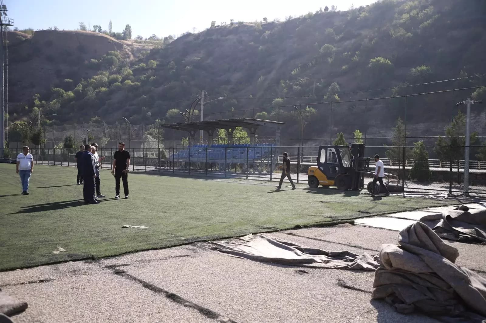 Soğuksu Sentetik Futbol Sahası'nda zemin yenileme başladı