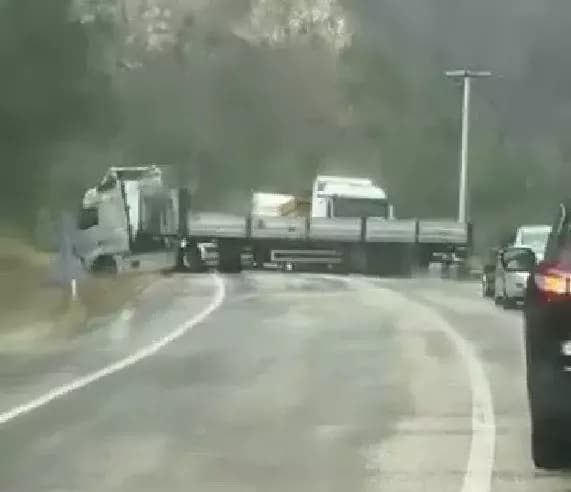 Kontrolden çıkan tır kara yolunu trafiğe kapattı