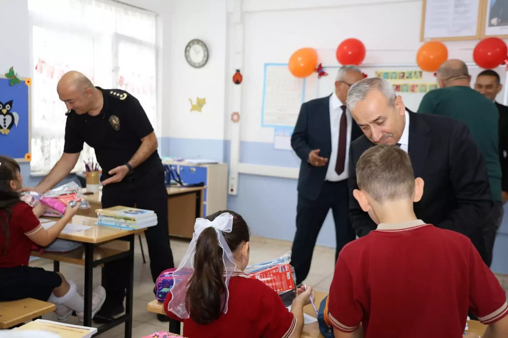 Polis Emeklileri Derneğinden öğrencilere okula başlangıç seti desteği