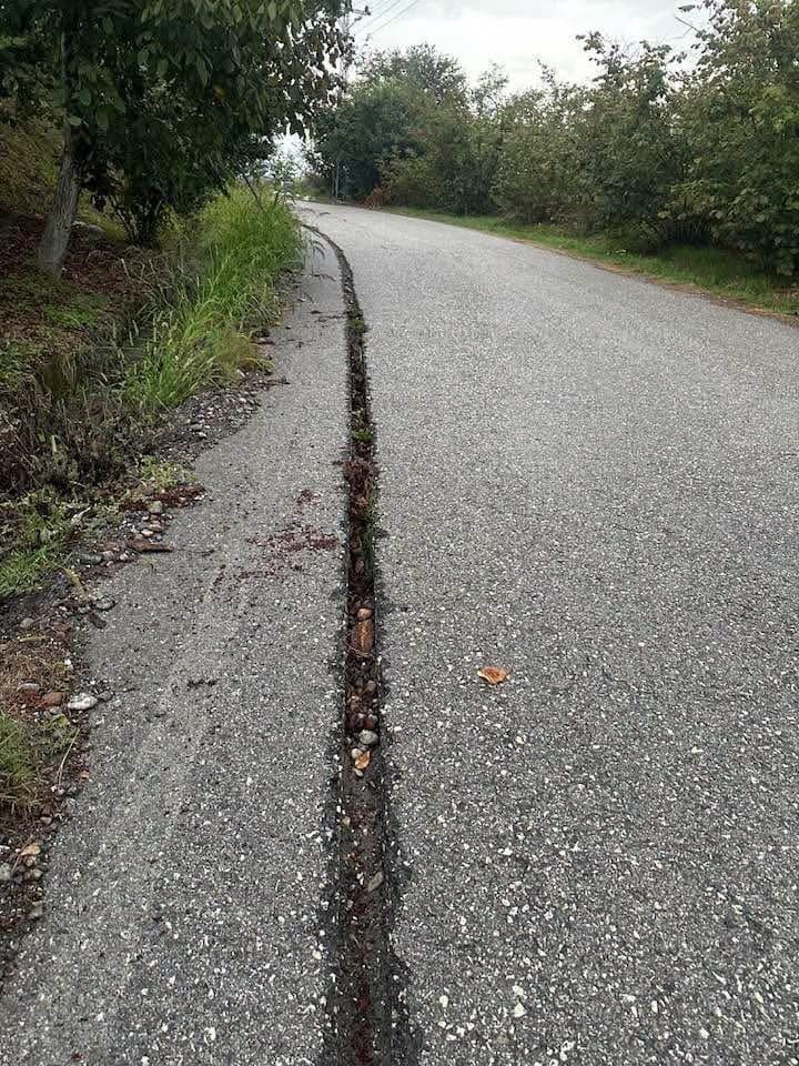 Fiber internet için kazılan yol kapatılmadı, köy sakinleri tepki gösterdi