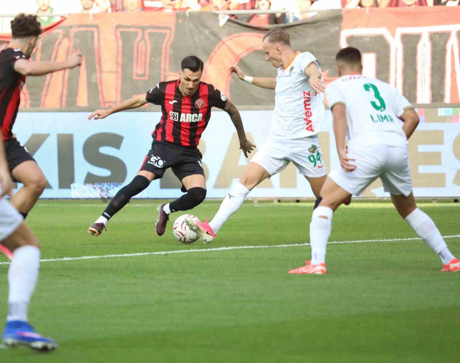 Trendyol Süper Lig: Çorum FK: 0 - Corendon Alanyaspor: 0 (İlk yarı)