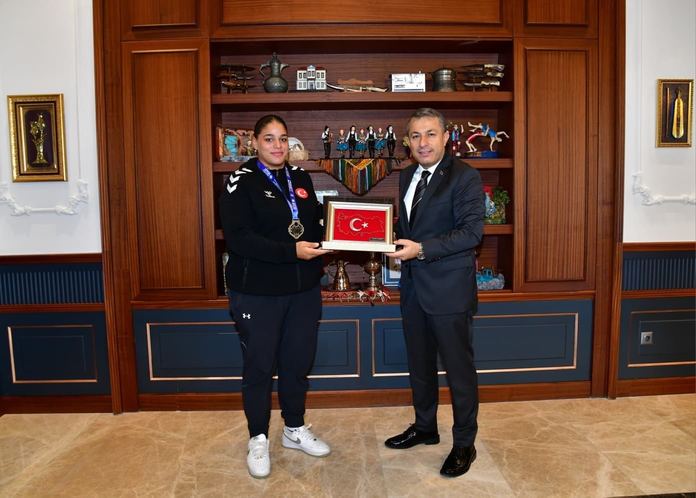Avrupa Şampiyonu bayan millî boksörleri kabul etti