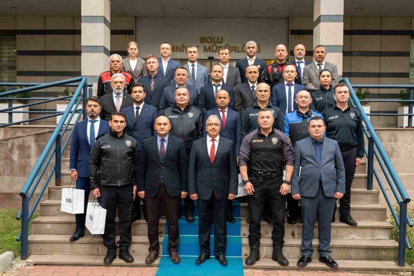 Bolu’da başarılı emniyet personeli ödüllendirildi