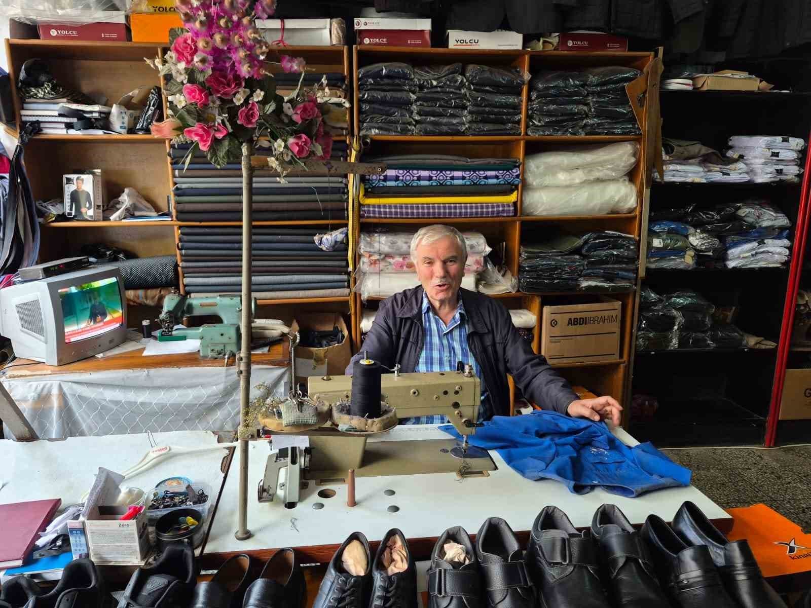 60 yıldır geleneksel terzicilikten ödün vermeden mesleğini icra ediyor