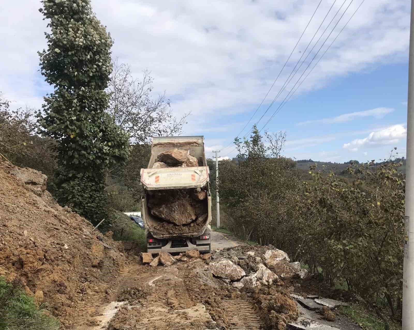 Düzce’de kayan köy yoluna müdahale edildi