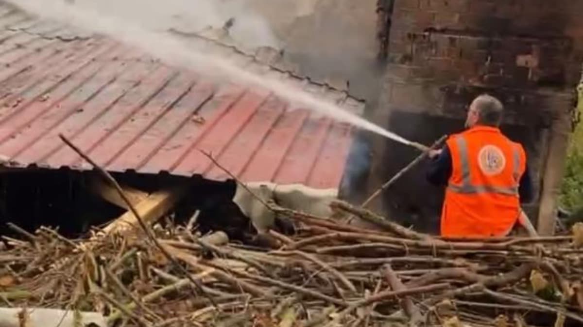Uykusunda tek katlı evi küle döndü, camdan atlayarak canını kurtardı