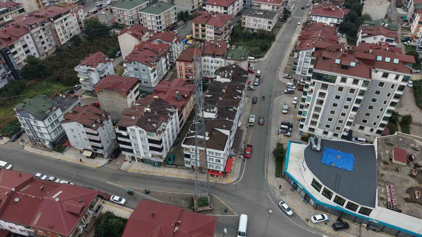 Ordu’da "Ortada direk var, yanından geç" dedirten görüntü
